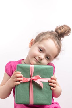 harika kız kafasını kutusu hediye üzerinde tutan