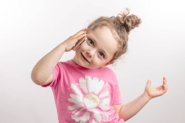 çok güzel çocuk gülümseyen akıllı telefon kullanıyor