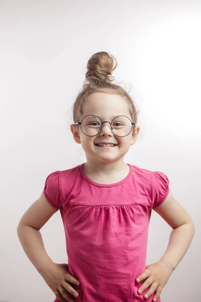 Optimistiska lilla flicka wunderkindwith händer på waiste — Stockfoto