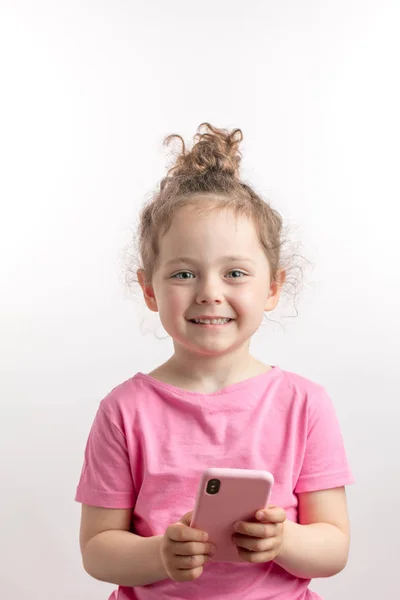 Positiva girkl i snygga kläder håller en smart telefon av sin mor — Stockfoto