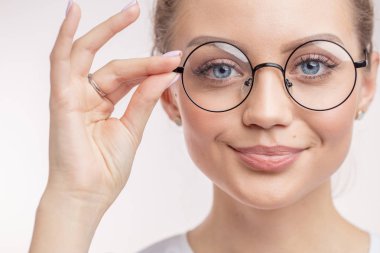 okuma gözlüğü ile çekici bir model