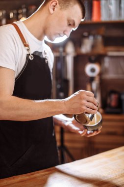bir kahve dükkanında çalışan espresso tabanlı kahve içecek hazırlama