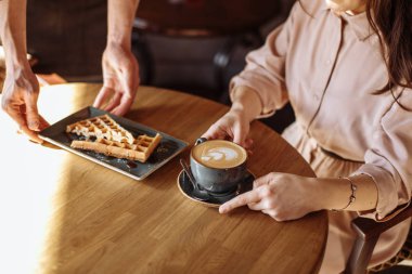 kadın kahvaltı café'de yaşıyor. en iyi görünümü kapatın