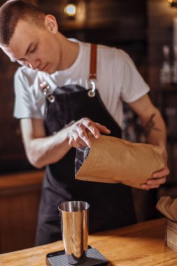 adam paketi ve cam ayakta masada