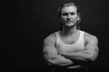 Siyah ve beyaz çekim. Sakallı adamın çelik pençeleri var.