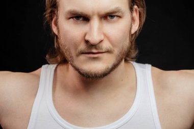 Elele tutuşan kaslı olgun bir adam.