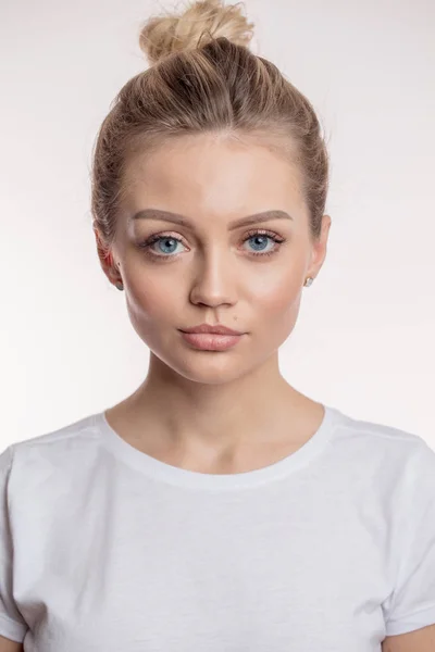 Good looking girl with serious face — Stock Photo, Image