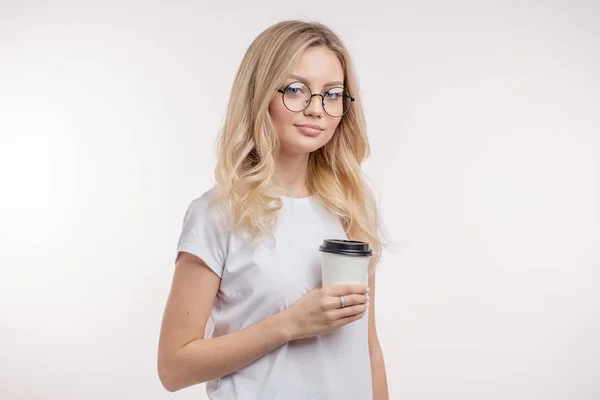 Красивая Блондинка Держит Пластиковую Чашку Кофе Copy Space Isolated Белый — стоковое фото