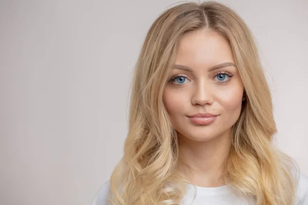 Blond model z piękne rysy twarzy — Zdjęcie stockowe