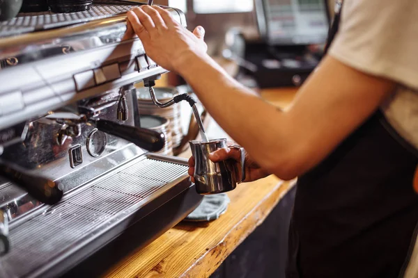 bir erkek kahve tencerede su dökme