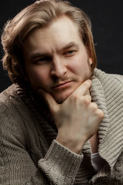 Sexy giovane uomo di moda in caldo maglione a maglia — Foto Stock