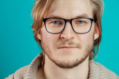 Kafkas görünümlü yakışıklı sarışın bir erkek.