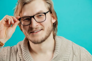 Gözlüklü ve kazaklı güçlü kişisel antrenör.