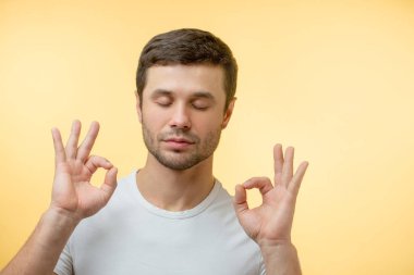 Genç adam onun tember çatışma sonra kurtarma