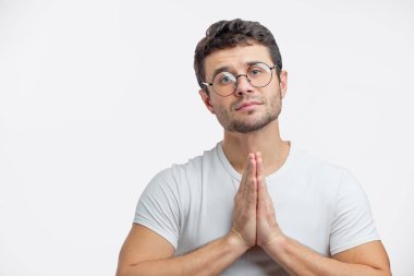 nazik bir adam hayatının ihlallerde foregivenessfor yalvarıyor