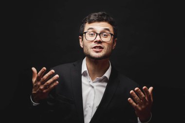 Genç bir Profesör propts bir öğrenci sınav sırasında veriyor