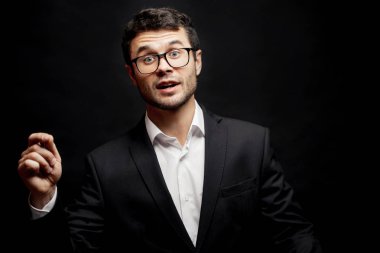 bir üstün yetenek adam yeni buluş yaptı. şovmen duygusal ifade ile