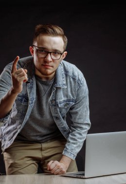 Genç kızıl saçlı yakışıklı bir adamın portresi..