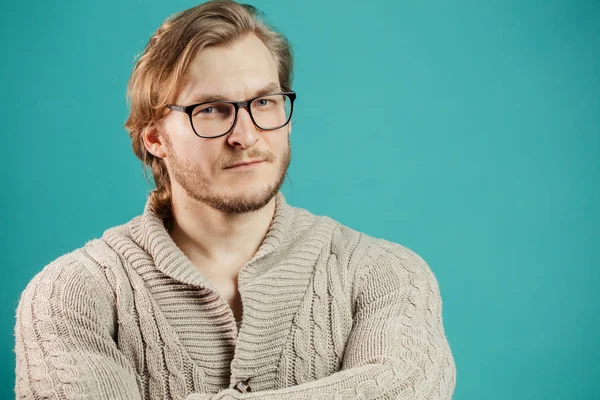 Primer plano retrato de poderoso ama de casa en gafas con brazos cruzados —  Fotos de Stock