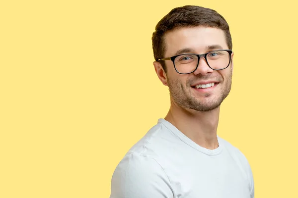 Asmiling jonge man in bril kijken naar de camera — Stockfoto