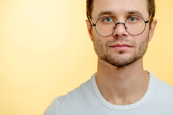 Detailní záběr oříznutou fotografii pohledný muž se zelenýma očima a kulaté brýle — Stock fotografie