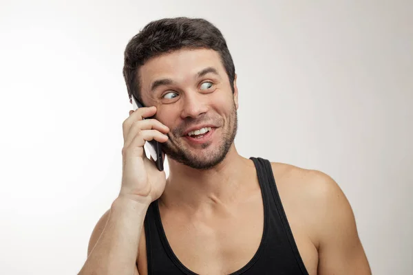 Un allegro uomo eccitato che fa una telefonata. buone notizie — Foto Stock