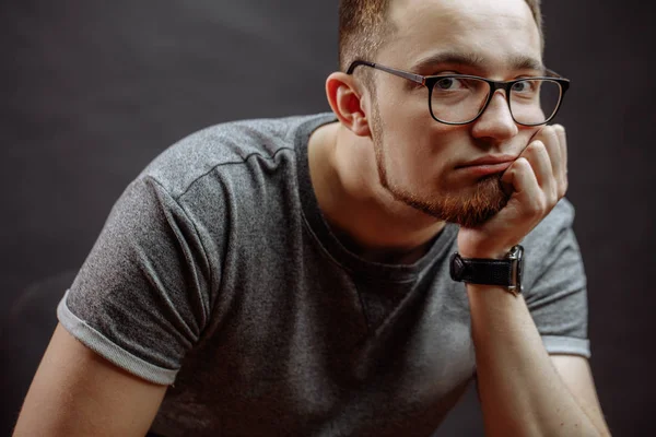 Pensive student leunend op zijn kin — Stockfoto