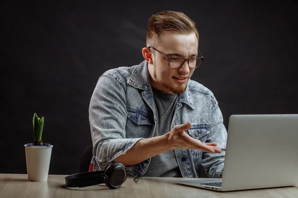 Ingwer fröhlicher Mann zeigt auf den Bildschirm des Laptops — Stockfoto