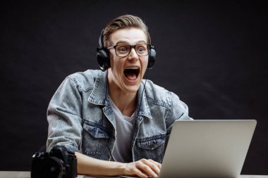 Öğrenci gözlüğü ve kulaklıkları kahkahalarla parlıyor.