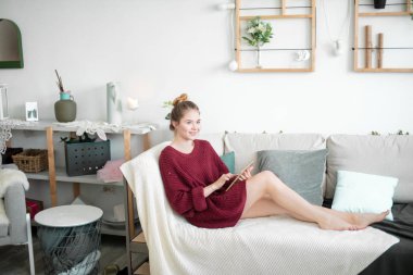 mutlu dalgın kız evde dijital tablet ile çalışma