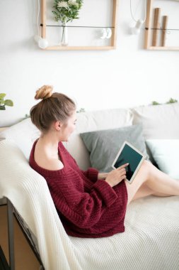 Arkadan görünüm portre. ince kız dijital gadget'ı vakit