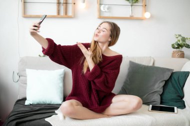 kameraya öpücük üfleme çekici bir sarışın model