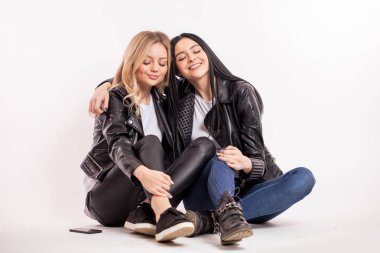 Güzel, harika kızlar birbirlerine en iyi arkadaşlarmış gibi sarılıyorlar.