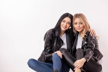 Sarışın ya da esmer hippiler moda kıyafetleriyle kameraya bakıyor..