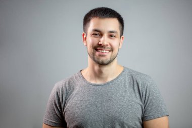 Vahşi güçlü adam tişört giyiyor.