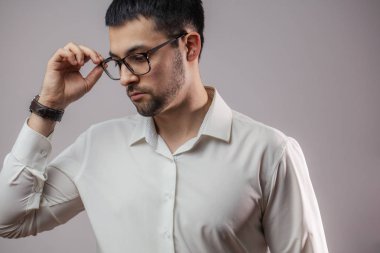 Çekici sakallı bir adamın aşağıya bakarken çekilmiş yan görüntüsü.
