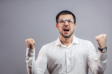 Duygusal açıdan başarılı bir adam yeni bir ev aldığı için bağırıyor.