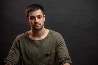 Kahverengi saçlı ve güzel kahverengi gözlü yakışıklı bir adam.