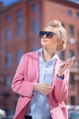 Muhteşem kız şehirde kayboldu.