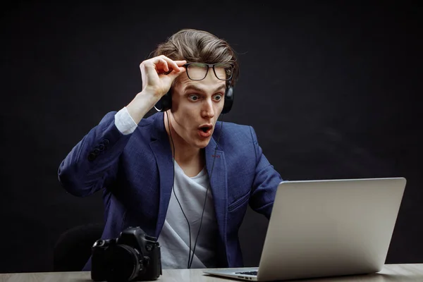 Fotógrafo com boca aberta e olhos bem abertos olhar para o caderno. — Fotografia de Stock