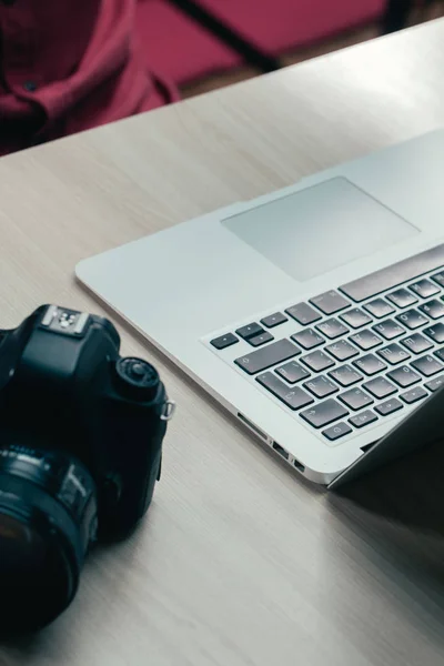 Arbeitstisch Des Fotografen Konzept Neuer Technologien Nützliche Werkzeuge Für Kameramann — Stockfoto