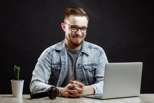 Jong mannetje doen alsof een konijn terwijl zitten op het werk. — Stockfoto