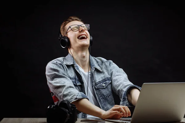 Tiener in hoofdtelefoon is trilling met lachen — Stockfoto