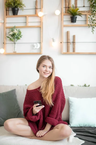 Muito jovem com smartphone feminino olhando para a câmera — Fotografia de Stock