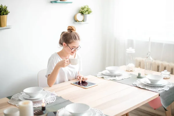 Bizneswoman pracująca z tabletem w nowoczesnej kuchni — Zdjęcie stockowe