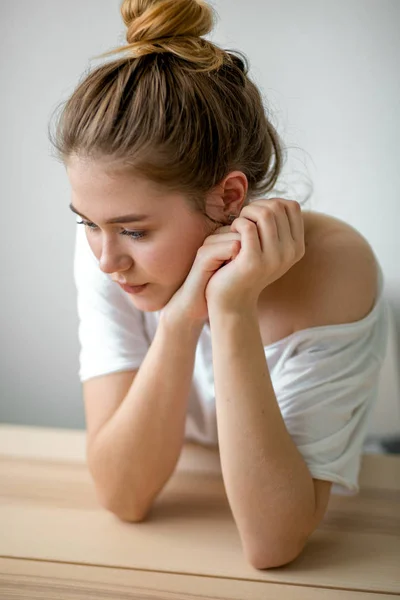 La ragazza triste sta guardando in basso. depressione e malattia concetto — Foto Stock