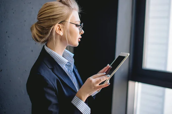 Bela chefe do sexo feminino está conversando com clientes no local de trabalho — Fotografia de Stock