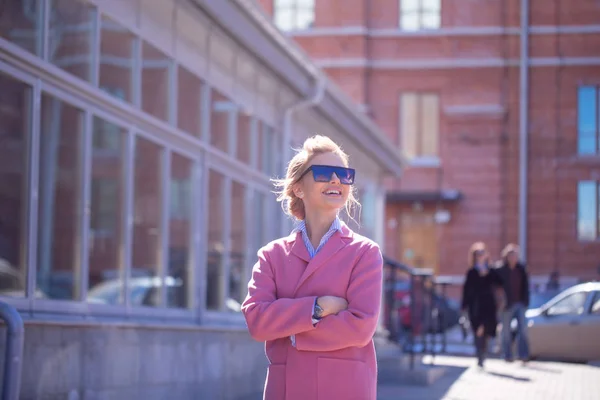 Snygg turist gå sightseeing — Stockfoto