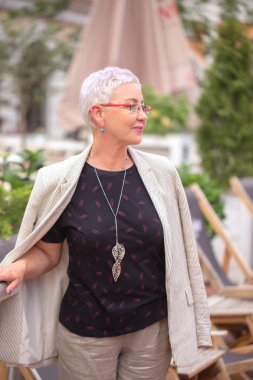 Muhteşem olgun kadın doğanın güzelliğinin tadını çıkarıyor.