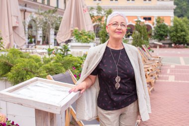 Güzel bir iş kadını yurt dışında dinleniyor..